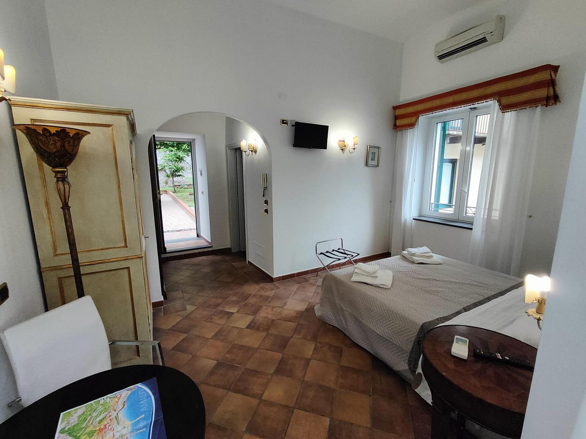 Androsa Apartments Амалфи Екстериор снимка